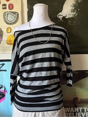 🌙 2000s Striped Batwing Top 🌙